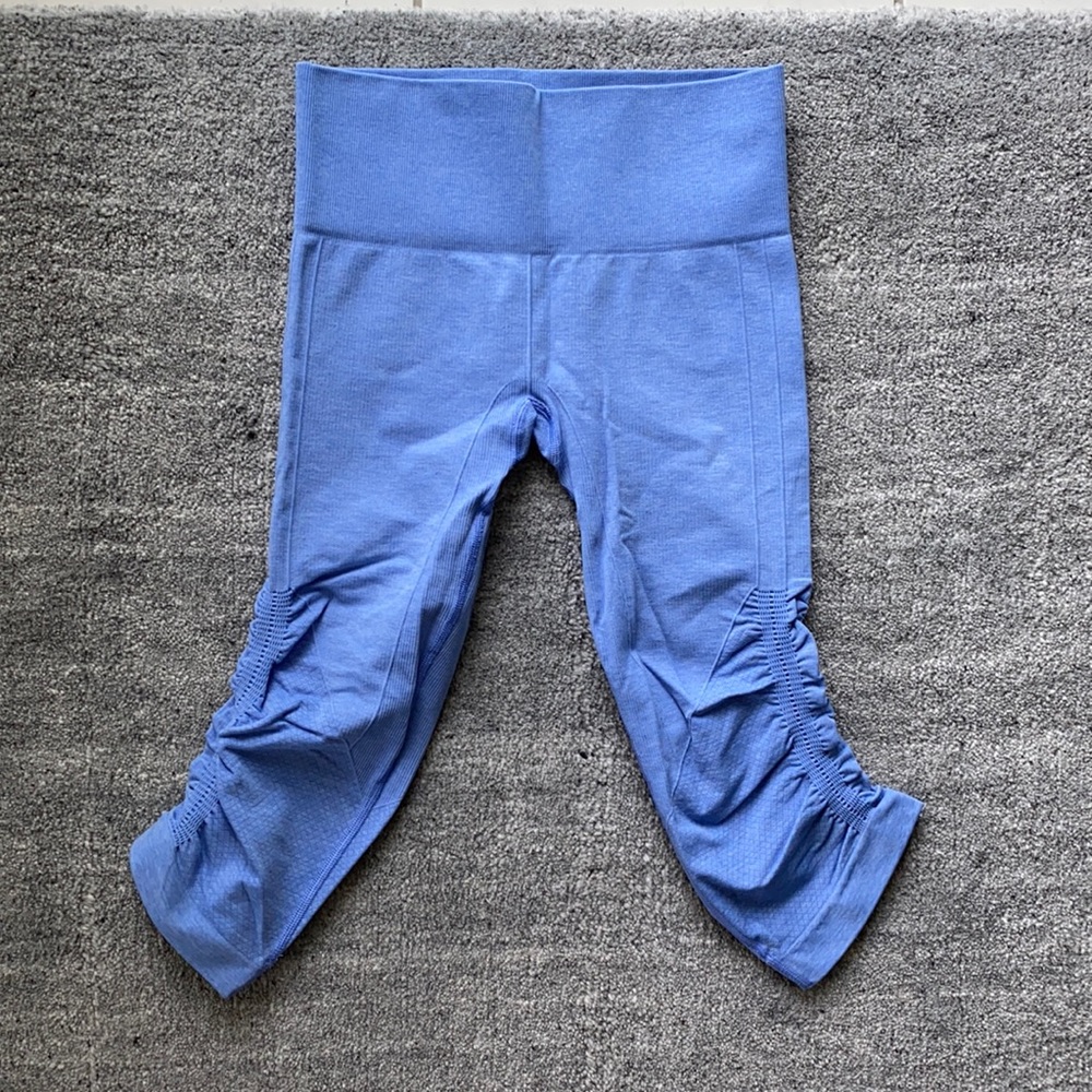 Rare color, great condition and no stains.
